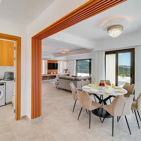 With Private Pool And Great Views * Theletra