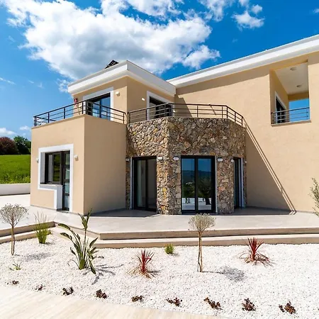With Private Pool And Great Views * Theletra