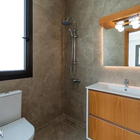 With Private Pool And Great Views * Theletra